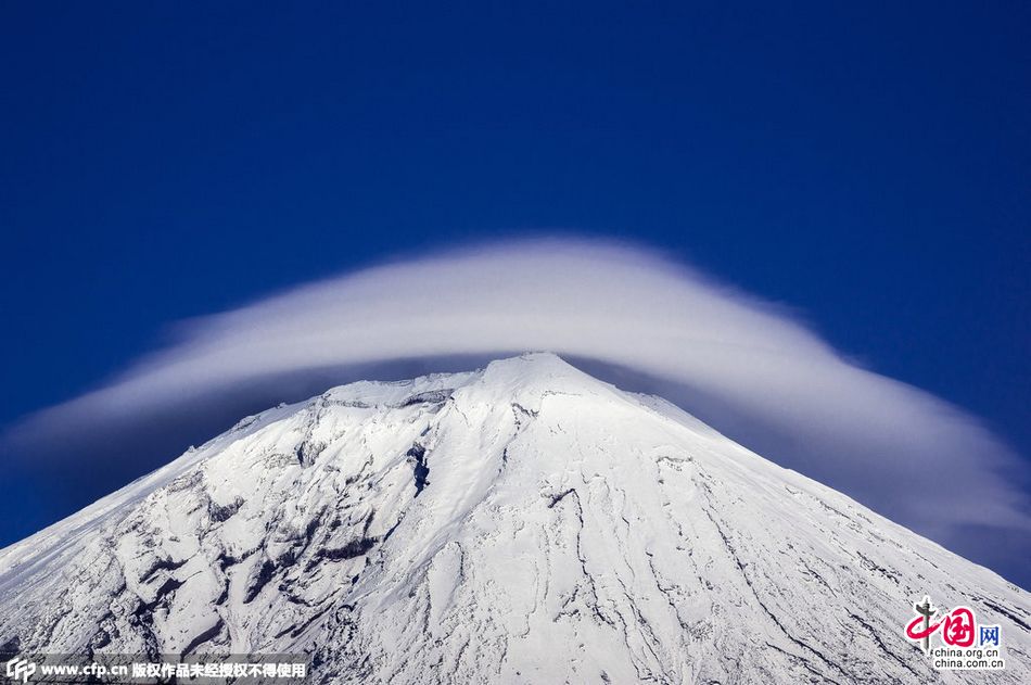 富士山环绕奇特云层 宛如皇冠加顶