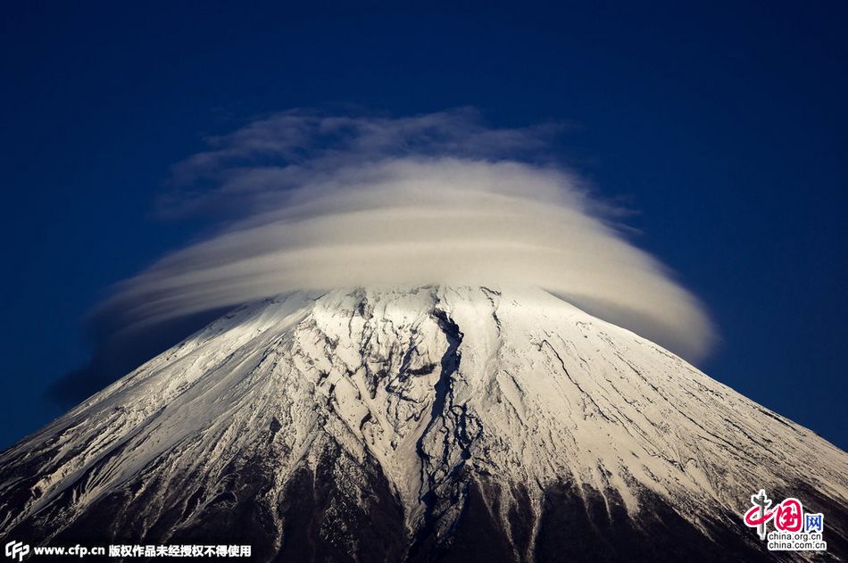 富士山环绕奇特云层 宛如皇冠加顶