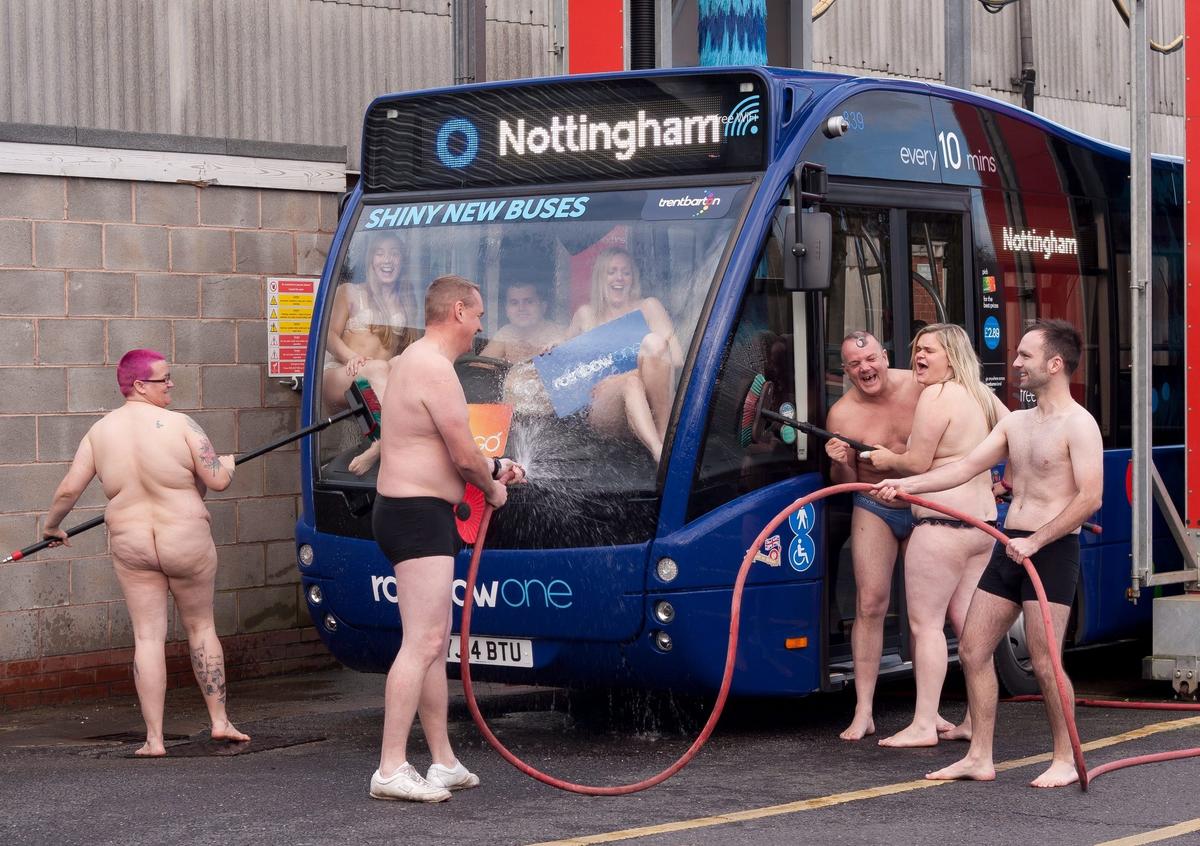 英国巴士司机裸身慈善日历遭抢购(组图)