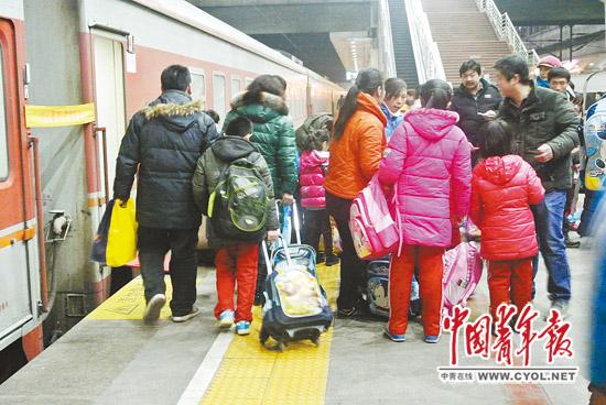 数百北京学生赴衡水读书 部分人尚不知如何穿衣