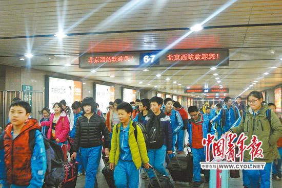 数百北京学生赴衡水读书 部分人尚不知如何穿衣