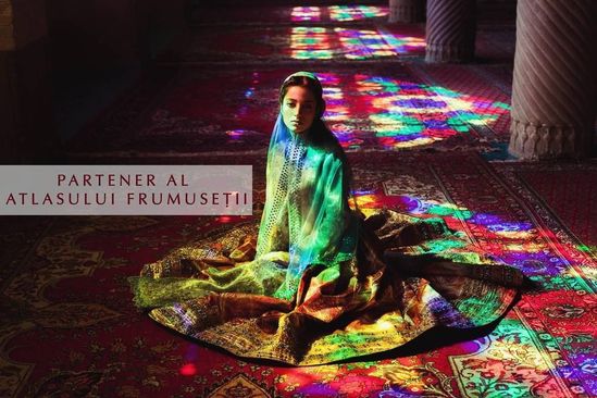 这张照片被Noroc认为是最成功的照片之一，梅丽娜，波斯女孩，穿着传统衣服坐在美丽的伊朗清真寺中，清晨的阳光透过彩色的琉璃被滤成各种颜色，女孩的眼睛里，有一个和平的世界。