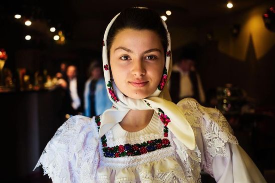 穿着传统服饰，在罗马尼亚乡下小镇的酒吧中跳着迪斯科，马拉穆列什在摄影师的镜头下展现这古老的风俗。