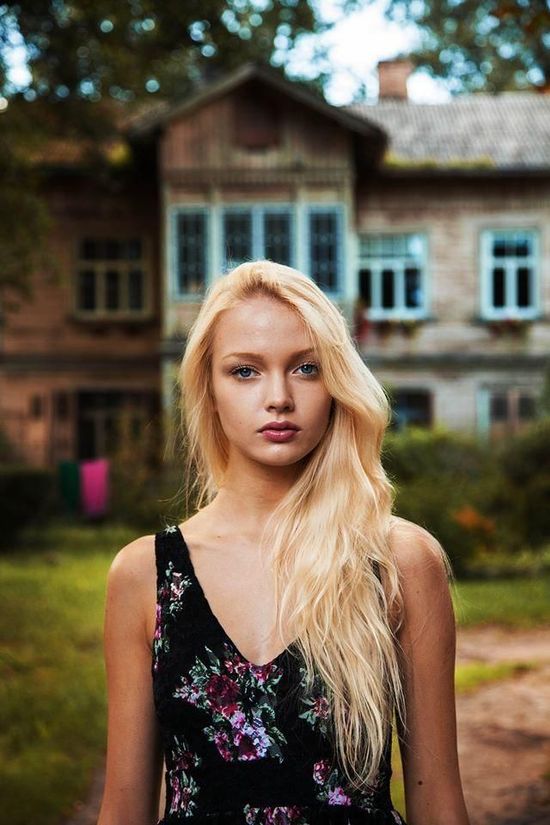 波罗的海的水与风浸润着拉脱维亚人，在里加这个素有“北方巴黎”之称的城市，女孩埃格特站在庭院中，一脸的恬静。