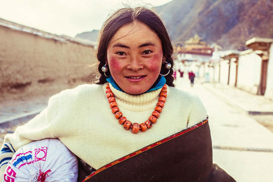 中国西藏的女人，双颊的高原红像两团温暖的火。