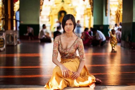 在“佛教之国”缅甸，佛堂是再普遍不过的。Noroc在缅甸所见到最平和的人便是姬宇，佛堂之中，许是因为佛的教化，一种由心而生的淡然是她最迷人的地方。