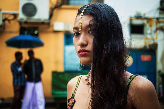 新加坡小印度地区，佩戴金饰的女人。