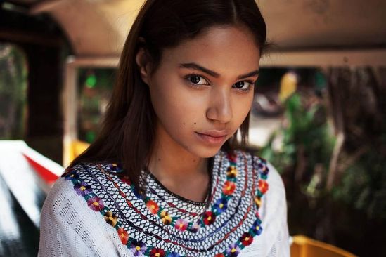 墨西哥的墨西哥城，地铁中遇见辛迪，摄影师记录下女孩的面容。娇颜之下沉淀的，是这个充满激情的城市和它的文化。