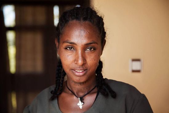 埃塞俄比亚的宾馆中打扫卫生的女子，不施脂粉。