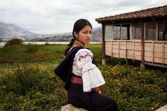 厄瓜多尔的女人多穿传统服饰，厄瓜多尔的男人多是长发及腰。虽然有现代生活方式的影响，但这些古老的传统依旧在延续着，印第安人高原小镇奥塔瓦洛的戴安娜，继续坚守着过去的习惯。