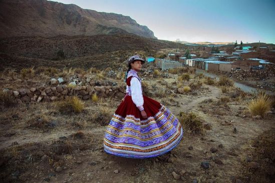 秘鲁的安第斯山脉，科尔卡大峡谷，一名美女展示着当地传统的民族服饰。