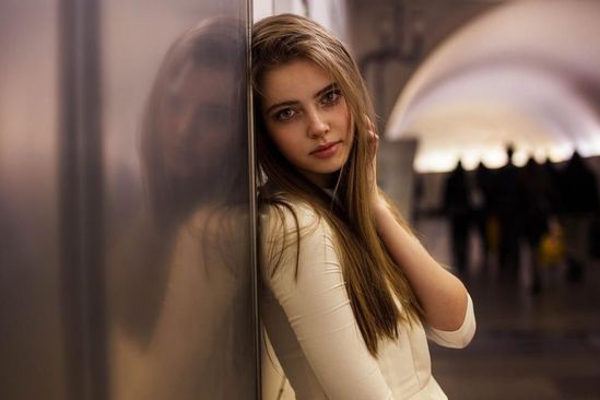 俄罗斯莫斯科，地铁外是下雨天，地铁内有妙龄女美目盼兮。