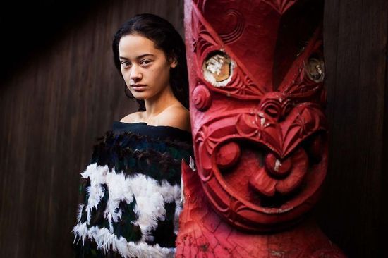 Noroc一直在寻找一个美丽的毛利人，终于在新西兰毛利人的住宅区，她找到了梦寐以求的佳人，背倚着红色的漆木门，这里对毛利人而言，是庄严神圣的。