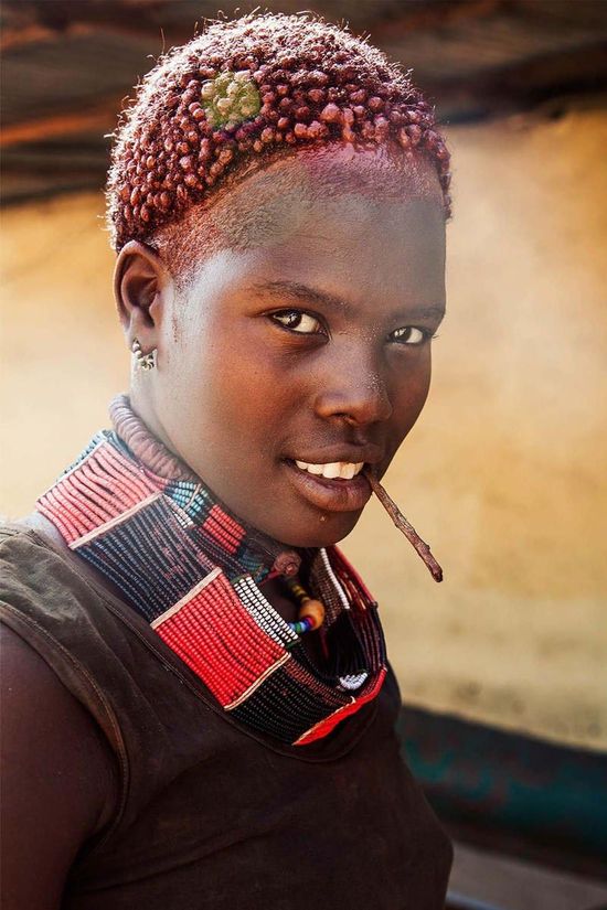 埃塞俄比亚奥莫河谷的女人，伶俐俊俏。