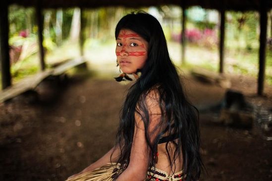 当Noroc行至厄瓜多尔境内的亚马逊雨林中时，她拜访了Kichwa部落，遇见了一位已婚的年轻妇人。这位少妇为了拍照片，特意穿上自己15岁那年结婚的喜服，依树傍水，整个雨林就是她家的后院。