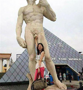 长沙仿大卫裸身雕像遭女游客咸猪手