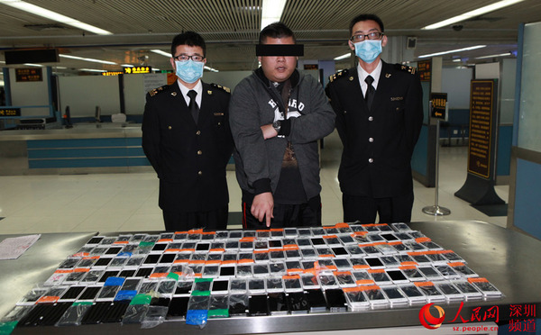 香港水客身绑146台iPhone走私入境深圳被查。（深圳罗湖海关供图）