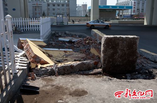 事发现场，被撞倒的墙 新文化记者 蒋盛松 摄