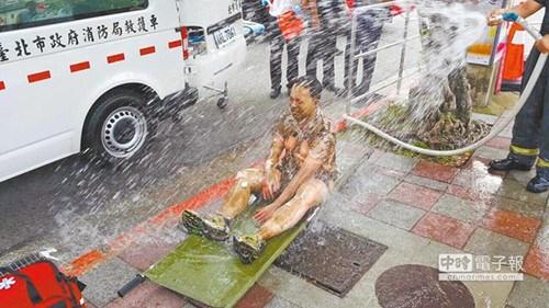 台湾男子在台当局领导人办公楼前自焚(图)