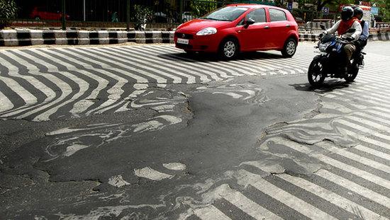 高温致印度800人死亡 新德里有道路被“烤化”