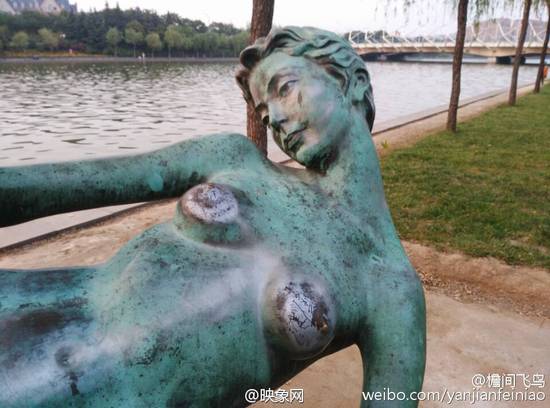郑州一女性雕塑被袭胸 私密部位被摸得蹭亮