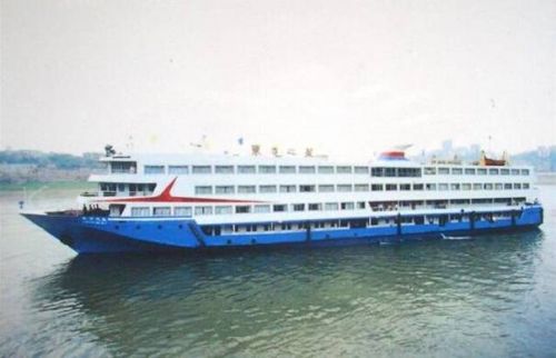 长江中游沉船载客458人已救起8人