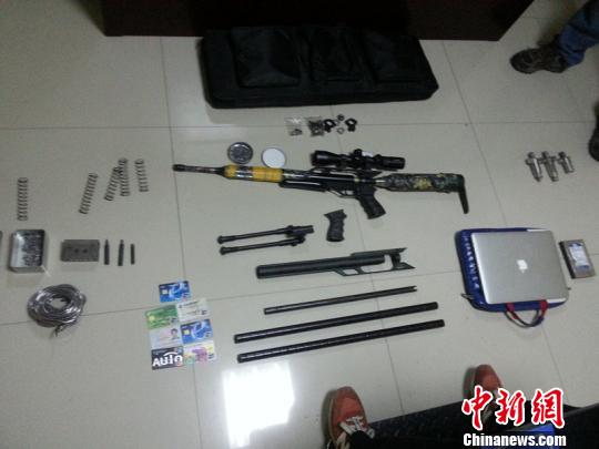 图为江苏警方现场缴获的部分枪支零部件。　江苏警方供图 摄
