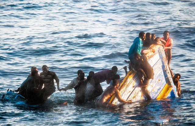 非洲偷渡船沉没瞬间曝光 400多人挣扎求活