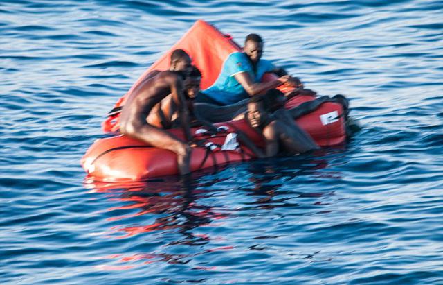非洲偷渡船沉没瞬间曝光 400多人挣扎求活