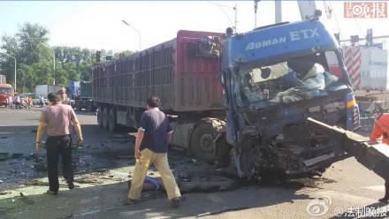 北京通州大货车与公交车相撞 30余人送医