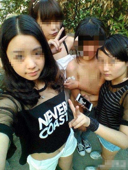 一赤裸上身少女被另外3名少女包围