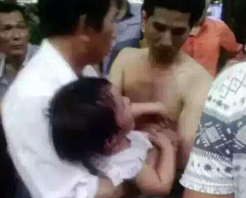 男子街头抱走2岁女童被发现 遭上千民众围堵