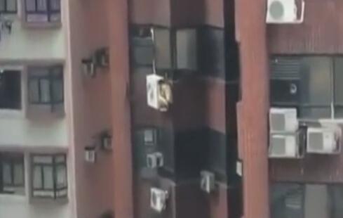 实拍：男子被捉奸裸身挂在高楼空调外机