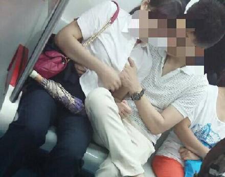 男子左手甚至伸进女子衬衫内，两人完全无视车厢内其他乘客。