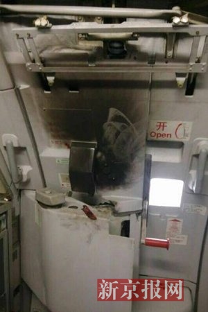 遭人为纵火后的客舱内部实拍图。深航内部人士供图