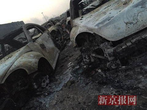 天津危化品爆炸 300米外上千辆汽车被烧仅剩框架