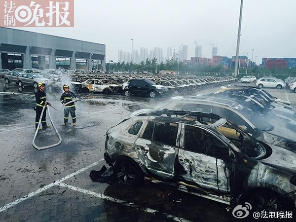 天津港一汽车仓储场约千辆汽车被烧毁(图)