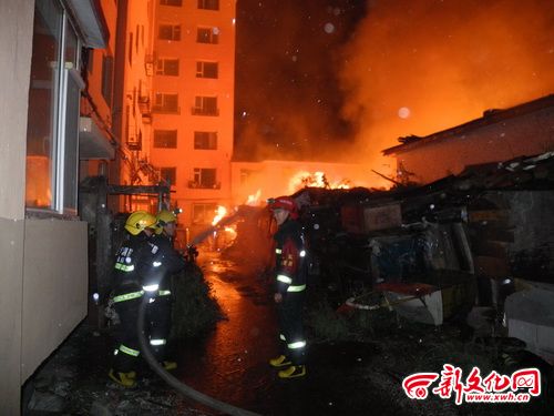 蛟河市一违章杂物仓房起火 疏散居民30余名