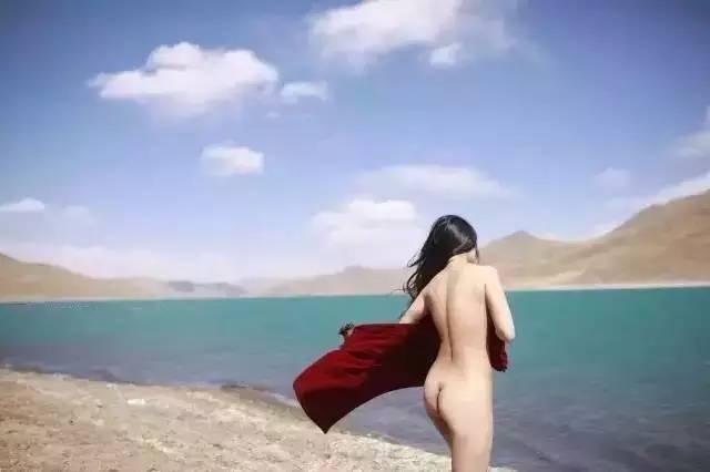 女子在西藏“圣湖”拍裸