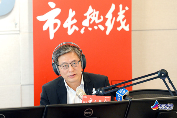 屠光绍来到上海人民广播电台市长热线节目