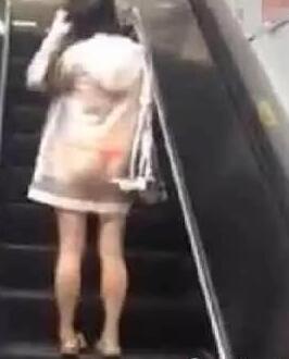 少女穿透明雨衣坐地铁 里面仅穿红色内裤