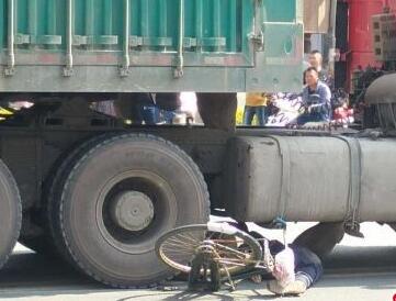 永吉县一骑自行车男子被货车撞倒后遭碾轧身亡