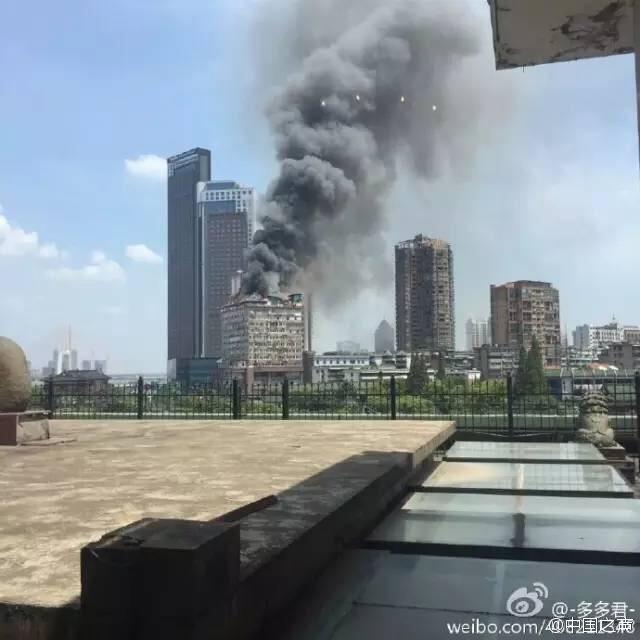 江西南昌一高楼顶楼起火 大火笼罩半边天黑烟滚滚暂无人伤亡