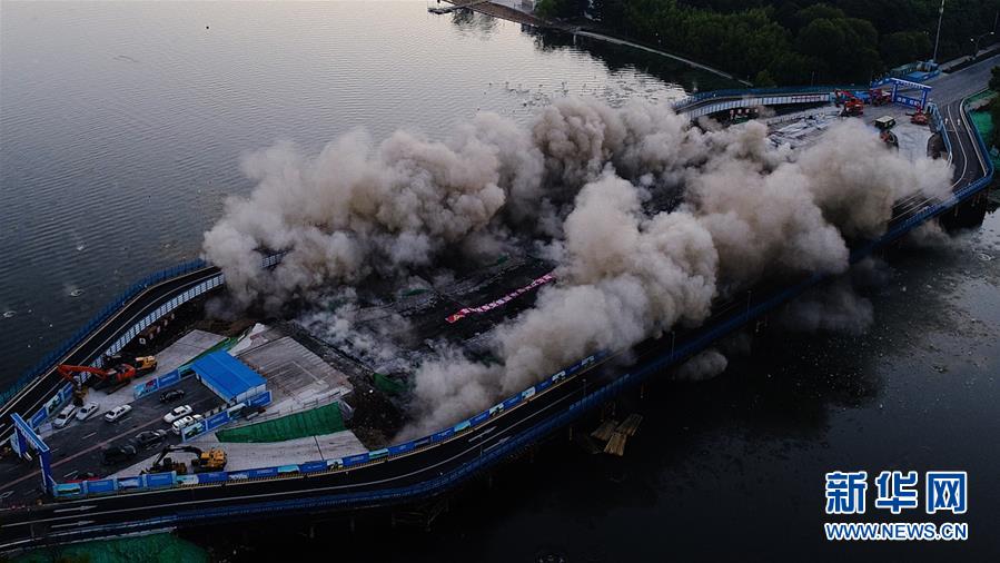 （新华网）（1）长春南湖大桥被爆破拆除